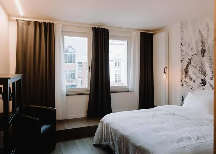 Chimay : La Chambre Rouge De La Grand Place